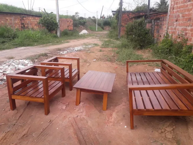 Conjunto de Sofá + 2 poltronas e mesa de centro feitos de madeira maciça