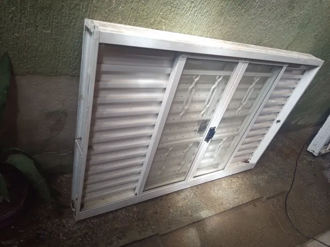 Janela 1,50×1,00 c/ vidro e grande