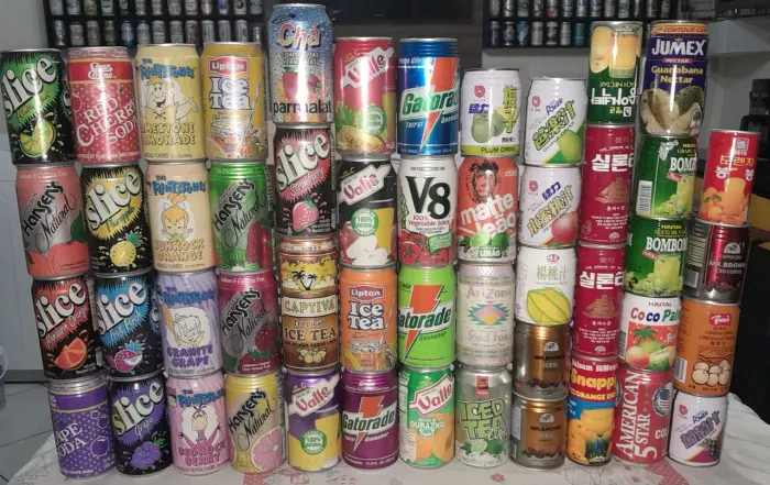 Colecao de latas de suco e chá 