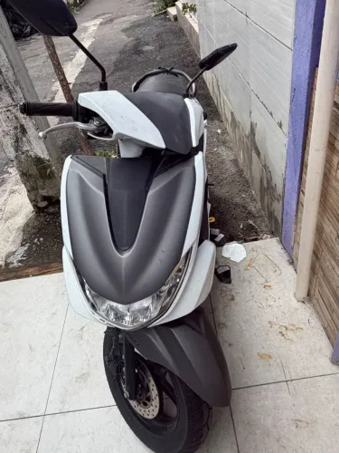 VENDO MOTO FLUO YAMAHA