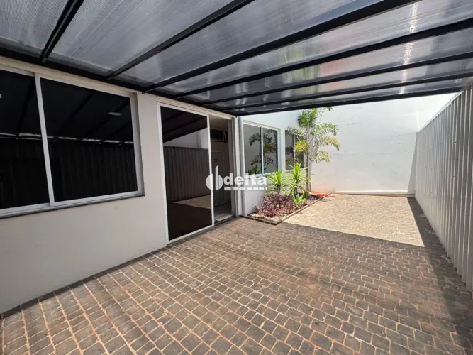 Casa comercial disponível para locação no bairro Jardim Patrícia em Uberlândia-MG