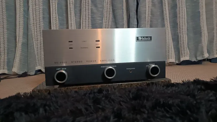 Amplificador McIntosh MC 2200