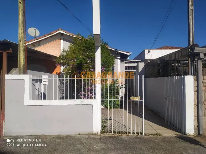 Casa para venda tem 100 metros quadrados com 3 quartos em Vila Tatetuba - São José dos Cam