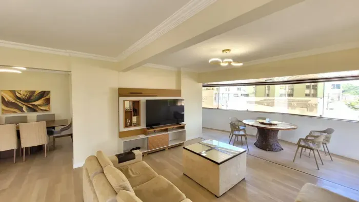 Apartamento muito bem localizado em Petrópolis com 284m², 4 quartos, 2 suítes e 3 salas.