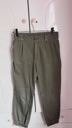 calça cargo verde militar stradivarius