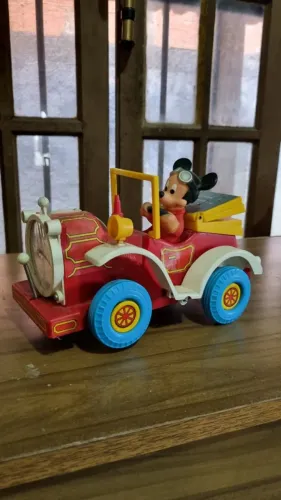 Antigo Mickey bate bumbo da estrela