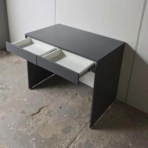 Mesa com duas gavetas