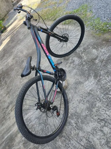 Bike aro 29 feminina 21 velocidades quadro 15 suspensão freio a disco pneus bons 