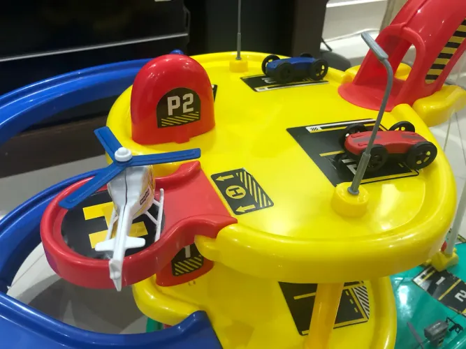 Estacionamento de brinquedo com carrinho
