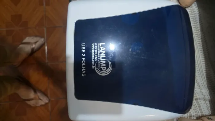 dispenser de papel toalha interfolhado da marca Lanlimp e Dispenser de Sabonete Líquido