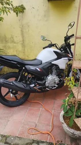 Vendo moto para assumir as parcelas ou para não pagar mas. Chama