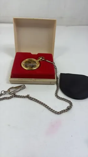 relógio de bolso suíço TASCHENUHR / SKELETTUHR corda com acabamento ouro (circa 1980)