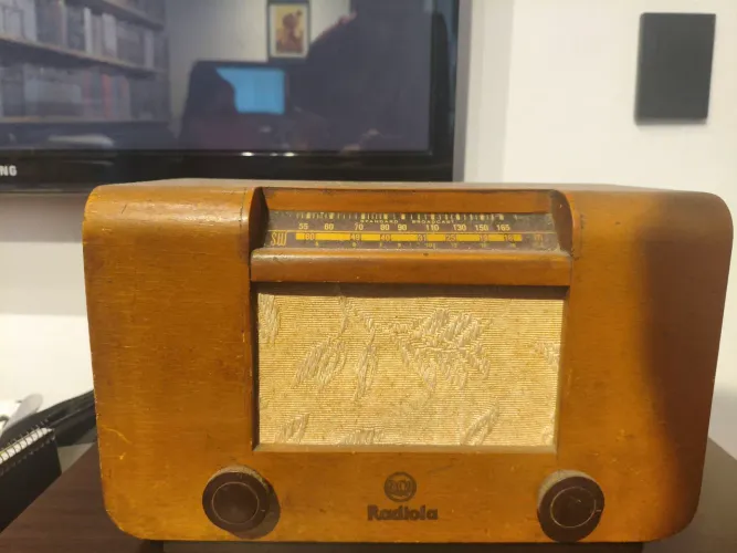 Rádio Radiola Antigo em Madeira - Peça para Colecionador
