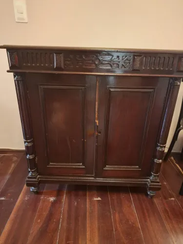 buffet antigo (ou balcão/aparador) de estilo Renascença.