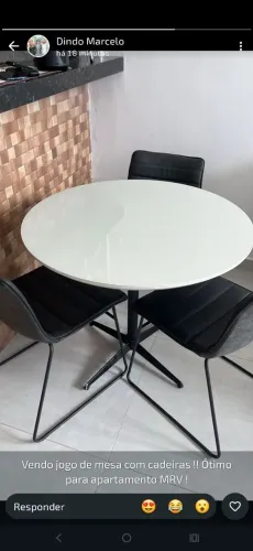 Mesa com três cadeiras 