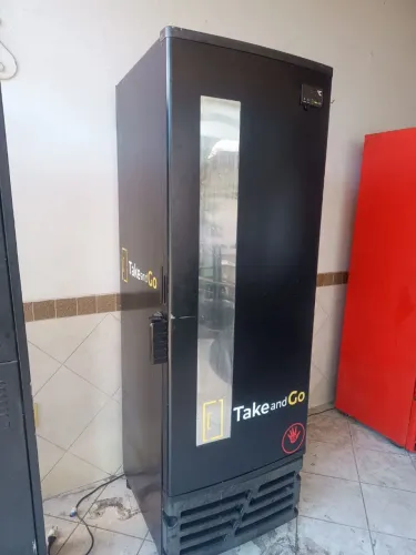 Expositor Vertical Take GO e Expositor Coca-Cola Metalfrio