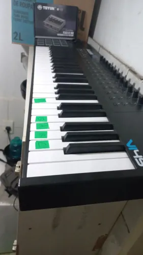 Vendo ou troco teclado controlador ALESIS vi49