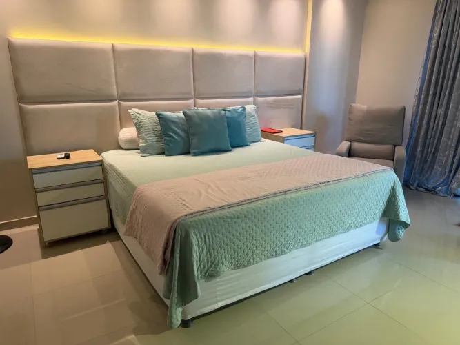 Cabeceira Modulada Estofada Extra Grande com Fita de LED Embutida (3,39m x 1,57m)