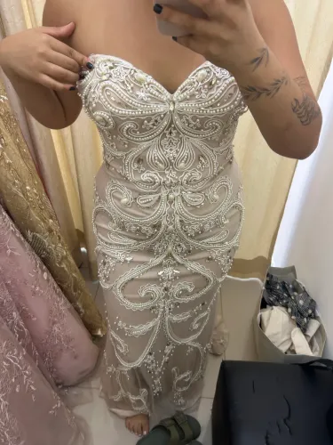 vestido de festa em pedraria estilo sereia e de fundo nude