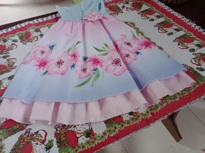 Vestido infantil com estampade rosas