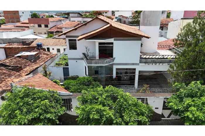 Espaçosa Casa à Venda em Jequiezinho, Bahia