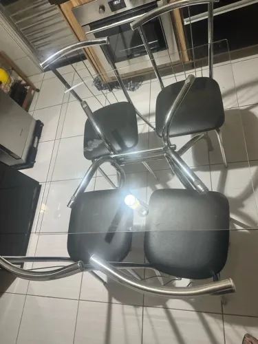 Mesa jantar/ vidro 90x90 + 4 cadeiras 