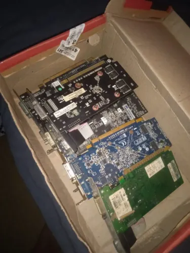 caixa com varias placas de video leia a descrição