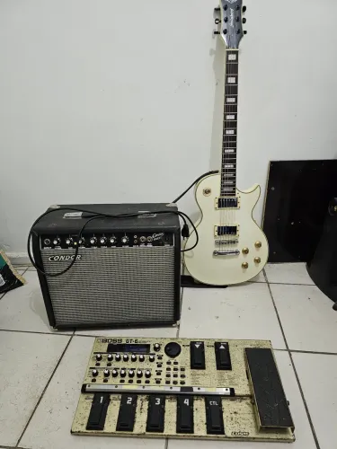 Guitarra Les Paul + pedaleira Boss + caixa amplificada