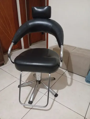 Cadeira De Cabeleireiro Hidráulica Preta Semi Nova Impecável