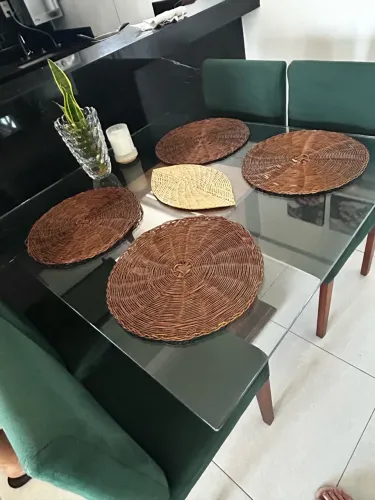 Mesa de Jantar 4 Cadeiras - Base Trabalhada + Tampo Vidro e Cadeiras Veludo Verde