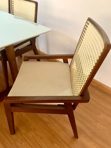 mesa com tampo de vidro e pés de madeira, com 6 cadeiras