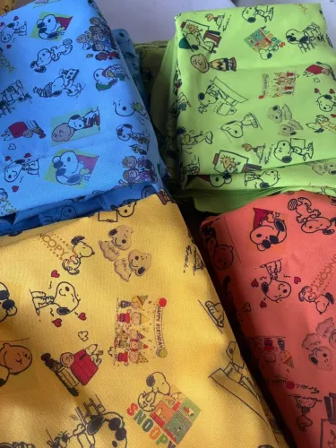 KIT COM 16 TOALHAS DE MESA SNOOPY - FESTA INFANTIL