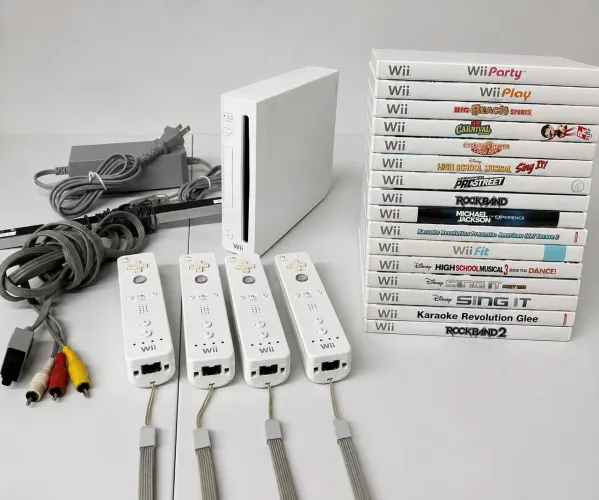 Nitendo Wii + 4 controles + 16 jogos (Troco em TV Smart)