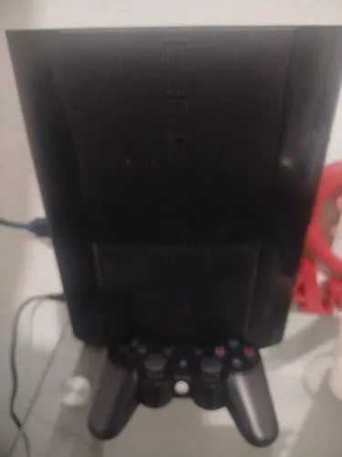 PS3 com 3 controles e vários jogos