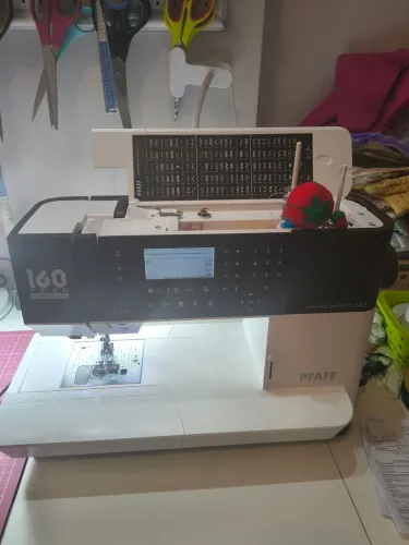 Vende maquina costurar/ Bordar PFAFF Creative Ambition 640, semi nova. Aceita negociar.