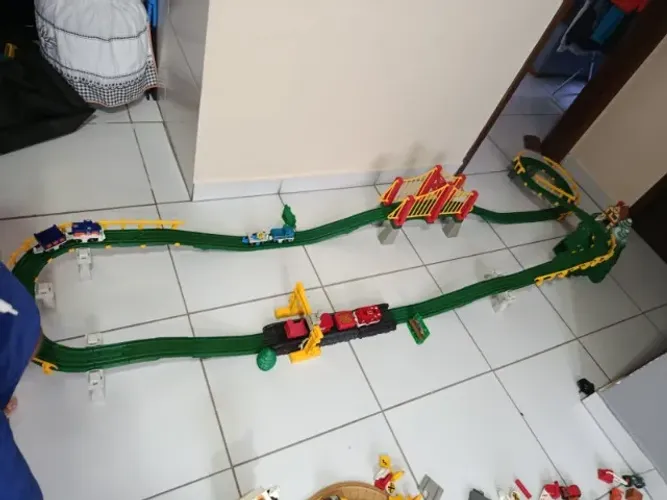 Fisher-Price GeoTrax, com peças verdes e amarelas elevadas por pilares.