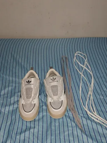 Adidas 2000, Cor do artigo: Cloud White / Core Black / Chalk White. Original.