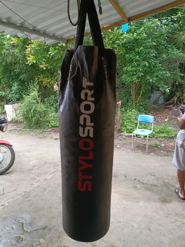 Vendo saco de pancada mais luvas 150