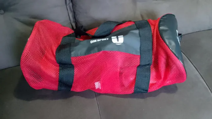 Kit karatê infantil usado uma única vez,novinho contendo: caneleira,luvas ,botas e bolsa