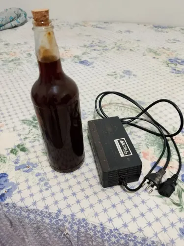 Garrafa de mel e um carregador de bicicleta eletrônica
