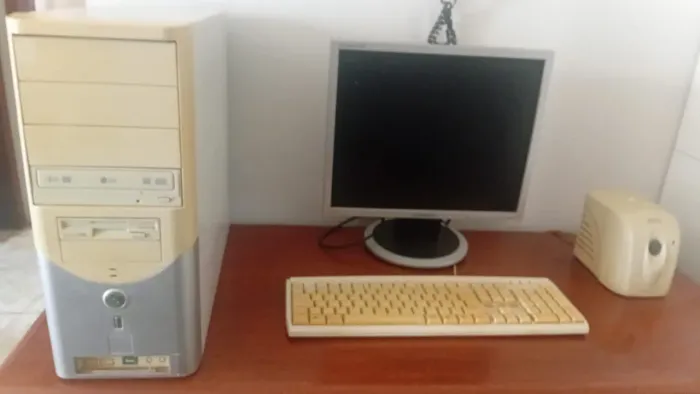 Computador vou monitor adaptador etc