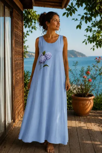 Vestido azul claro de linho pintado a mão