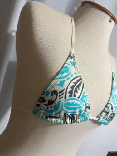 Conjunto biquíni com saída de praia em estampa azul claro