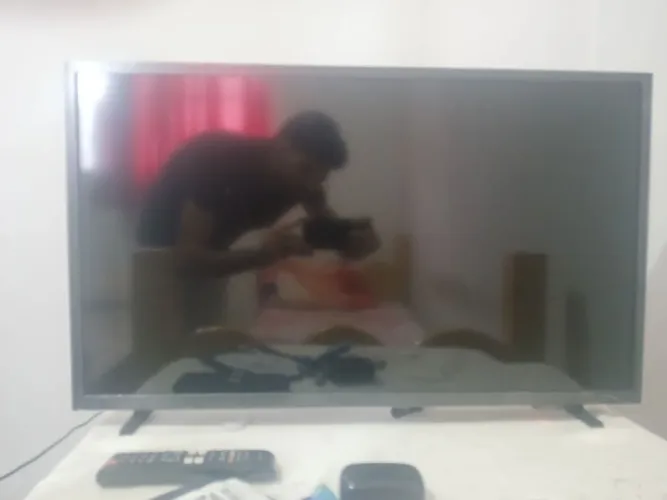 Tv Samsung 32 polegadas faz nem 6 meses de uso, já vem com u suporte 180 grau.
