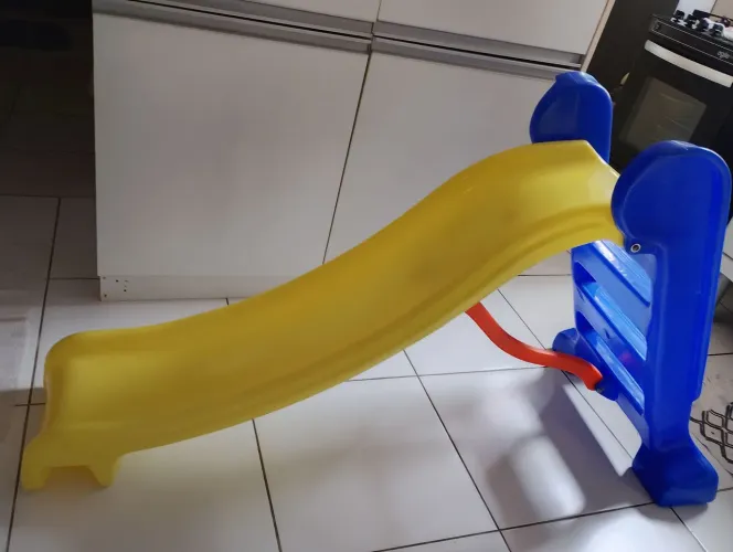 Escorregadeira amarela e azul