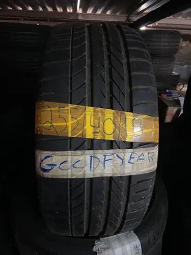 Pneu 255/40R19 Goodyear.