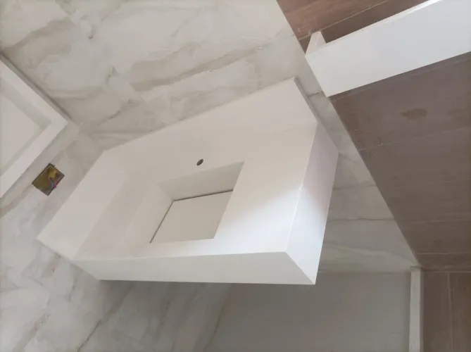 Pia de banheiro esculpida em porcelanato branco