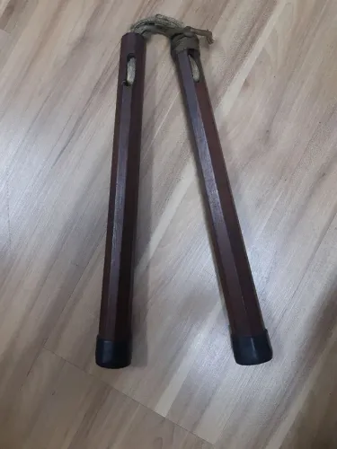 Antigo nunchaku de madeira