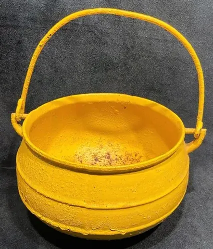 Antigo Grande Caldeirão De Bruxa com alça Ferro fundido patinado na cor amarelo *Descrição
