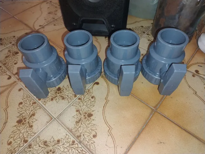 Vendo quatros registros de PVC.